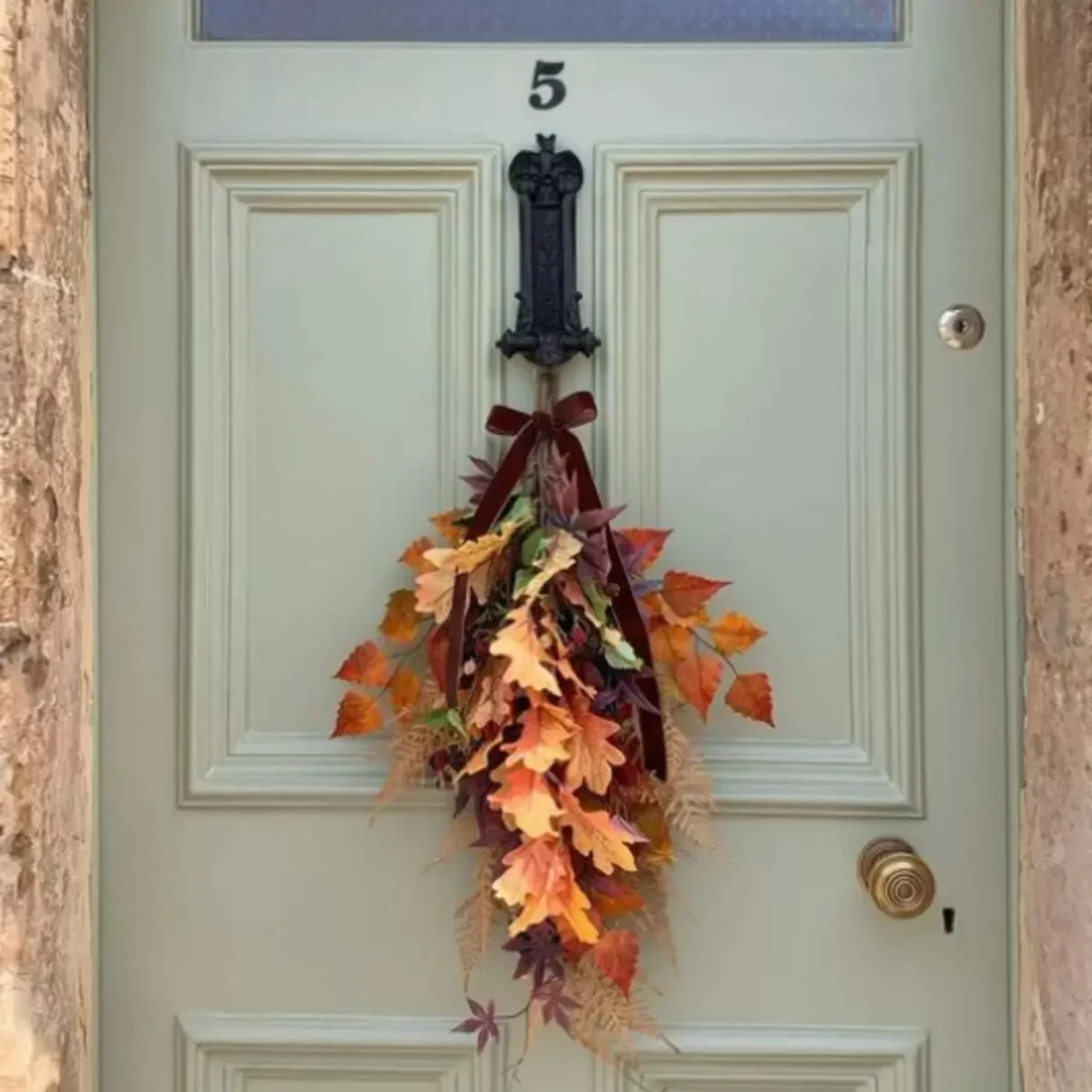 Image of a leaf door decor on a green door